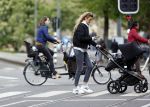 Amsterdam 2 mei 2020
Renee Gunning achter de kinderwagen.
