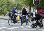 Amsterdam 2 mei 2020
Renee Gunning achter de kinderwagen.