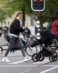 Amsterdam 2 mei 2020
Renee Gunning achter de kinderwagen.