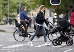 Amsterdam 2 mei 2020
Renee Gunning achter de kinderwagen.