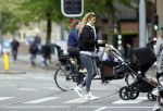 Amsterdam 2 mei 2020
Renee Gunning achter de kinderwagen.