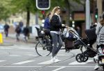 Amsterdam 2 mei 2020
Renee Gunning achter de kinderwagen.