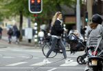Amsterdam 2 mei 2020
Renee Gunning achter de kinderwagen.