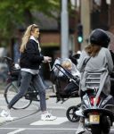 Amsterdam 2 mei 2020
Renee Gunning achter de kinderwagen.