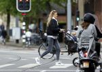 Amsterdam 2 mei 2020
Renee Gunning achter de kinderwagen.