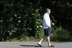 Naarden 9 mei 2020
Ronald Koeman wandelend op straat een paar dagen na zijn ziekenhuis opname