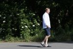 Naarden 9 mei 2020
Ronald Koeman wandelend op straat een paar dagen na zijn ziekenhuis opname