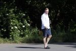 Naarden 9 mei 2020
Ronald Koeman wandelend op straat een paar dagen na zijn ziekenhuis opname