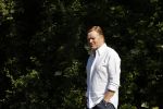 Naarden 9 mei 2020
Ronald Koeman wandelend op straat een paar dagen na zijn ziekenhuis opname