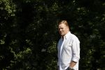 Naarden 9 mei 2020
Ronald Koeman wandelend op straat een paar dagen na zijn ziekenhuis opname