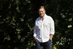 Naarden 9 mei 2020
Ronald Koeman wandelend op straat een paar dagen na zijn ziekenhuis opname