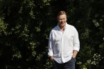 Naarden 9 mei 2020
Ronald Koeman wandelend op straat een paar dagen na zijn ziekenhuis opname