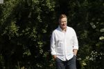 Naarden 9 mei 2020
Ronald Koeman wandelend op straat een paar dagen na zijn ziekenhuis opname