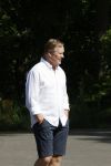 Naarden 9 mei 2020
Ronald Koeman wandelend op straat een paar dagen na zijn ziekenhuis opname
