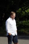 Naarden 9 mei 2020
Ronald Koeman wandelend op straat een paar dagen na zijn ziekenhuis opname