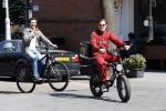 Amsterdam 9 mei 2020
Ronald de Boer brengt op fiets voor OGER een pakketje naar Johnny Heitinga.