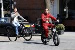 Amsterdam 9 mei 2020
Ronald de Boer brengt op fiets voor OGER een pakketje naar Johnny Heitinga.