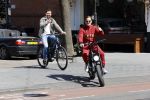 Amsterdam 9 mei 2020
Ronald de Boer brengt op fiets voor OGER een pakketje naar Johnny Heitinga.