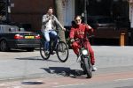 Amsterdam 9 mei 2020
Ronald de Boer brengt op fiets voor OGER een pakketje naar Johnny Heitinga.