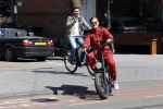 Amsterdam 9 mei 2020
Ronald de Boer brengt op fiets voor OGER een pakketje naar Johnny Heitinga.