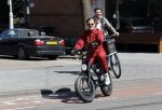 Amsterdam 9 mei 2020
Ronald de Boer brengt op fiets voor OGER een pakketje naar Johnny Heitinga.
