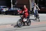 Amsterdam 9 mei 2020
Ronald de Boer brengt op fiets voor OGER een pakketje naar Johnny Heitinga.