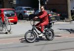 Amsterdam 9 mei 2020
Ronald de Boer brengt op fiets voor OGER een pakketje naar Johnny Heitinga.