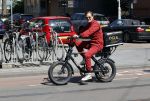 Amsterdam 9 mei 2020
Ronald de Boer brengt op fiets voor OGER een pakketje naar Johnny Heitinga.