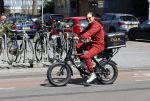 Amsterdam 9 mei 2020
Ronald de Boer brengt op fiets voor OGER een pakketje naar Johnny Heitinga.