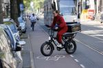 Amsterdam 9 mei 2020
Ronald de Boer brengt op fiets voor OGER een pakketje naar Johnny Heitinga.