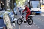 Amsterdam 9 mei 2020
Ronald de Boer brengt op fiets voor OGER een pakketje naar Johnny Heitinga.