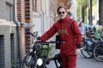 Amsterdam 9 mei 2020
Ronald de Boer brengt op fiets voor OGER een pakketje naar Johnny Heitinga.