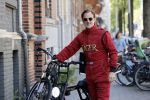 Amsterdam 9 mei 2020
Ronald de Boer brengt op fiets voor OGER een pakketje naar Johnny Heitinga.