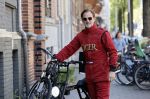 Amsterdam 9 mei 2020
Ronald de Boer brengt op fiets voor OGER een pakketje naar Johnny Heitinga.