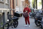 Amsterdam 9 mei 2020
Ronald de Boer brengt op fiets voor OGER een pakketje naar Johnny Heitinga.