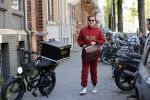 Amsterdam 9 mei 2020
Ronald de Boer brengt op fiets voor OGER een pakketje naar Johnny Heitinga.