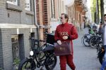 Amsterdam 9 mei 2020
Ronald de Boer brengt op fiets voor OGER een pakketje naar Johnny Heitinga.