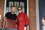 Amsterdam 9 mei 2020
Ronald de Boer brengt op fiets voor OGER een pakketje naar Johnny Heitinga.