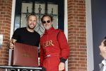 Amsterdam 9 mei 2020
Ronald de Boer brengt op fiets voor OGER een pakketje naar Johnny Heitinga.