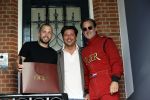 Amsterdam 9 mei 2020
Ronald de Boer brengt op fiets voor OGER een pakketje naar Johnny Heitinga. Sander Lusink van Oger