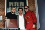 Amsterdam 9 mei 2020
Ronald de Boer brengt op fiets voor OGER een pakketje naar Johnny Heitinga. Sander Lusink van Oger