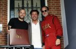 Amsterdam 9 mei 2020
Ronald de Boer brengt op fiets voor OGER een pakketje naar Johnny Heitinga. Sander Lusink van Oger