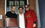 Amsterdam 9 mei 2020
Ronald de Boer brengt op fiets voor OGER een pakketje naar Johnny Heitinga. Sander Lusink van Oger