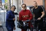 Amsterdam 9 mei 2020
Ronald de Boer brengt op fiets voor OGER een pakketje naar Johnny Heitinga. Soenil Bahadoer