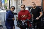 Amsterdam 9 mei 2020
Ronald de Boer brengt op fiets voor OGER een pakketje naar Johnny Heitinga. Soenil Bahadoer