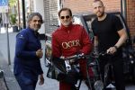 Amsterdam 9 mei 2020
Ronald de Boer brengt op fiets voor OGER een pakketje naar Johnny Heitinga. Soenil Bahadoer