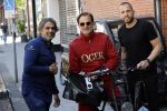 Amsterdam 9 mei 2020
Ronald de Boer brengt op fiets voor OGER een pakketje naar Johnny Heitinga. Soenil Bahadoer