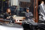 Amsterdam 2 mei 2020
Ruud Gullit en zijn vriendin Karin de Rooij zitten op bankje met anderhalve meter afstand.