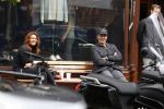 Amsterdam 2 mei 2020
Ruud Gullit en zijn vriendin Karin de Rooij zitten op bankje met anderhalve meter afstand.