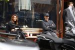 Amsterdam 2 mei 2020
Ruud Gullit en zijn vriendin Karin de Rooij zitten op bankje met anderhalve meter afstand.